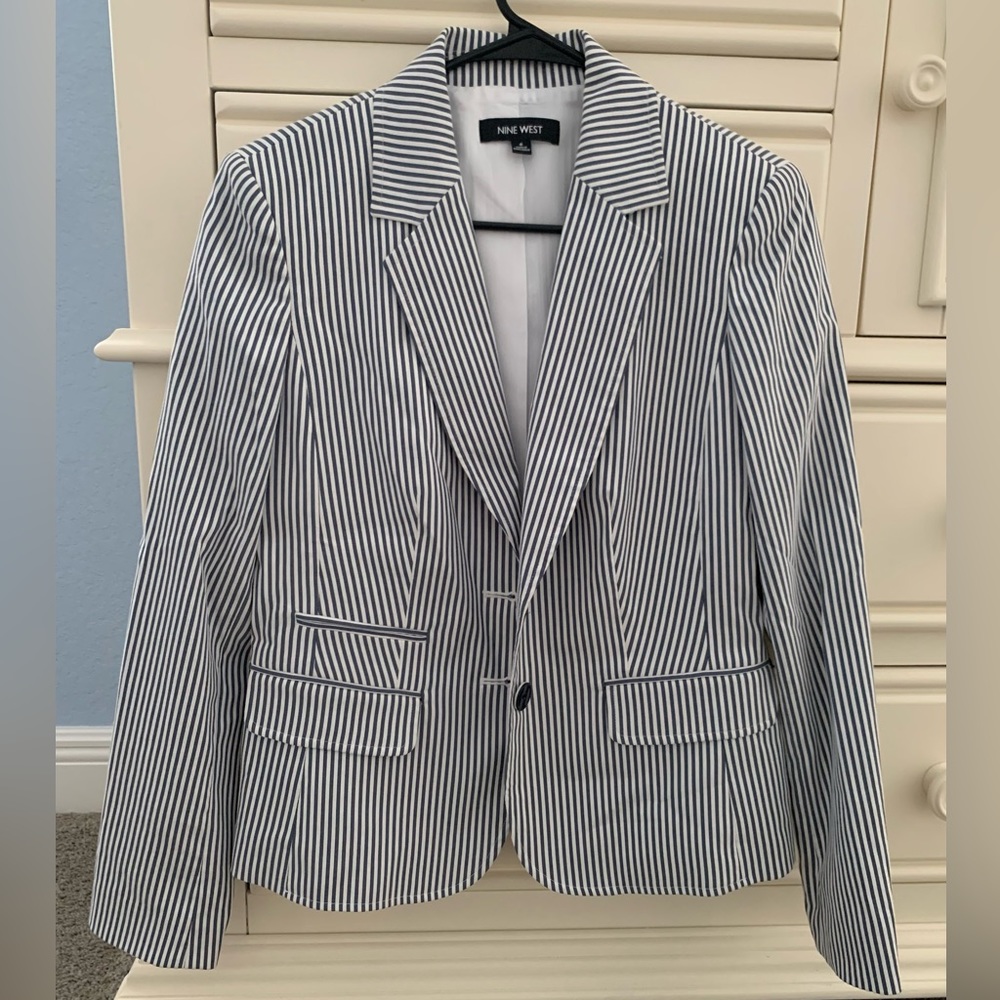 Like new NICE Blue & White Blazer. Size 6